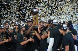 湖人(rén)官方媒体回击球迷质疑季中赛冠军，却被詹姆斯言论打脸