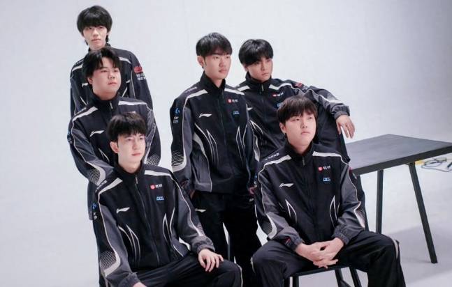 【一竞技1JingJi】LOL:LPL首支至臻全华班诞生 AL新教练打脸Tabe